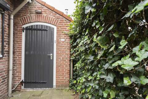 De eigen ingang van de praktijk van Valiteit aan de Kerkstraat